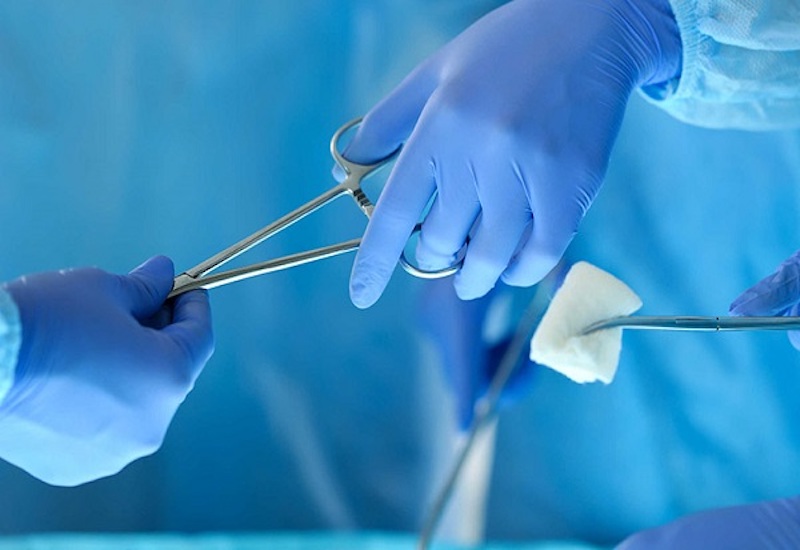 Phẫu thuật thường được chỉ định trong các trường hợp thủng dạ dày