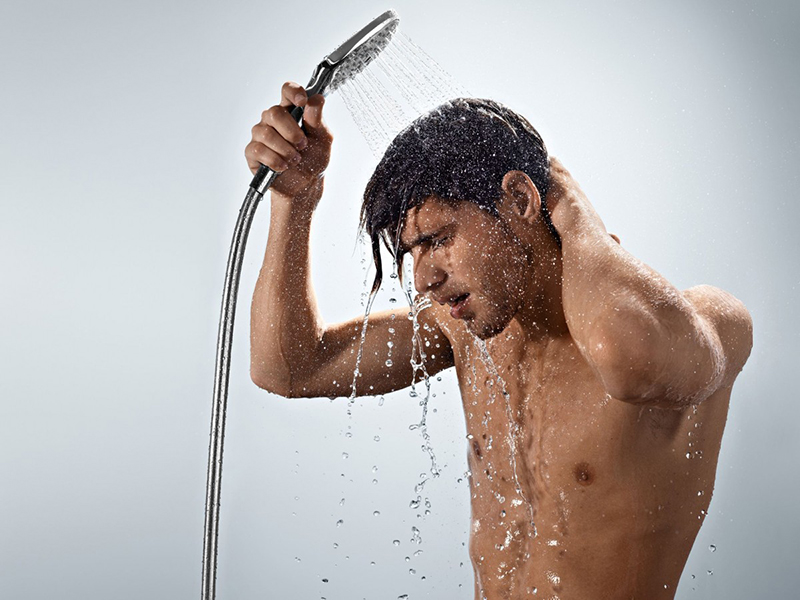 Tắm nước quá nóng trong thời gian dài có thể gây vô sinh ở nam giới
