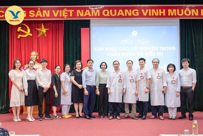 Các đại biểu chụp ảnh lưu niệm cùng 2 báo cáo viên