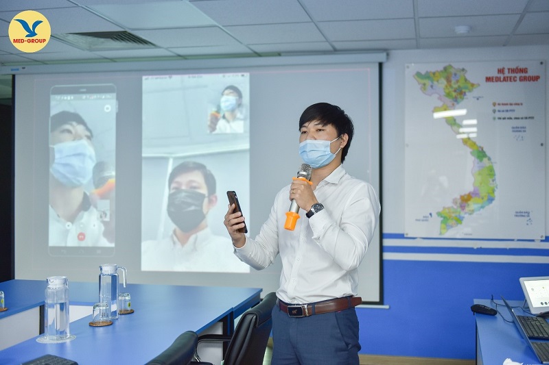 BS Lê Đức Nguyên hướng dẫn các bác sĩ cách sử dụng tính năng Video call để tư vấn sức khỏe từ xa cho người bệnh