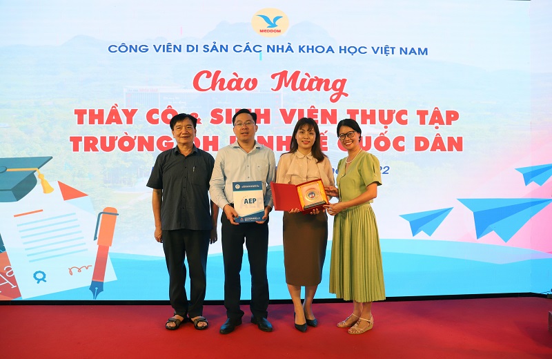 Thầy cô NEU trao tặng Tập đoàn kỷ niệm chương của trường, Ảnh: ông Ngô Mạnh Quân - Trưởng ban Tổ chức Pháp chế và bà Vũ Thị Phượng - Trưởng ban Kinh doanh Truyền thông đại diện MED-GROUP nhận (đứng giữa)