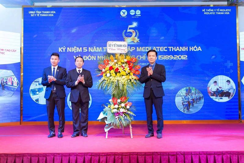 Ban Giám đốc MEDLATEC Thanh Hóa, gồm ông Nguyễn Văn Hiệu - GĐ MEDLATEC Thanh Hóa (bên trái), BSCKI. Phạm Văn Phượng - GĐ Chuyên môn MEDLATEC Thanh Hóa (ở giữa) vinh dự đại diện phòng khám nhận hoa chúc mừng của Sở Y tế Thanh Hóa 