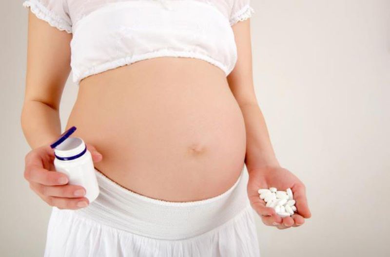 Mẹ bầu mang thai tiềm ẩn nguy cơ dị tật bẩm sinh có nhiều nguyên nhân, trong đó có một số loại thuốc