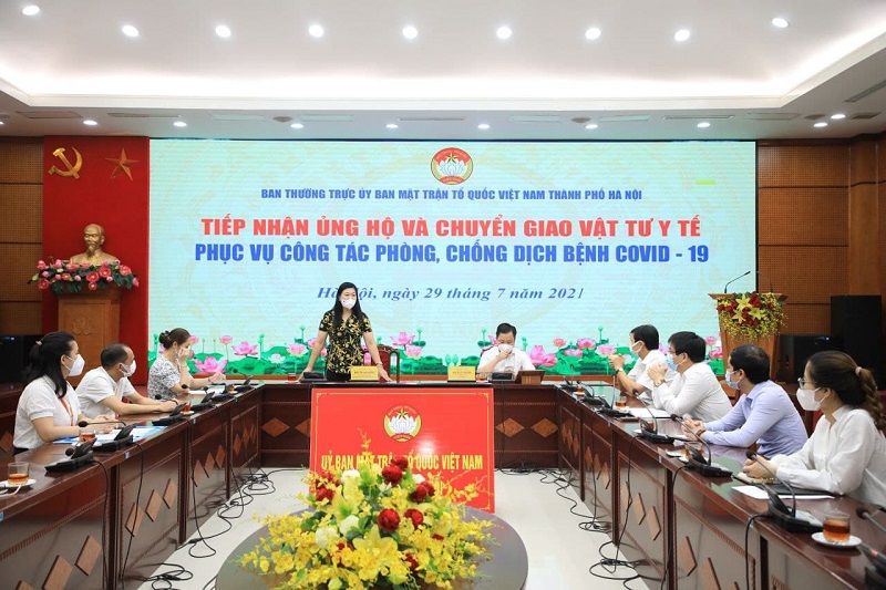 Đồng chí Nguyễn Lan Hương - Chủ tịch UBMTTQ Việt Nam Thành phố Hà Nội phát biểu tại buổi lễ