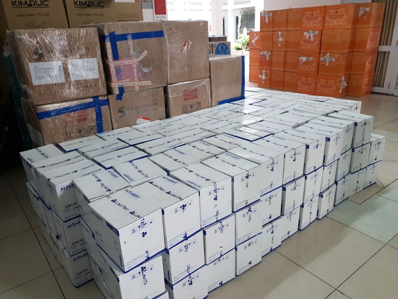 Test nhanh Covid -19 và nước sát khuẩn tay từ hệ thống y tế MEDLATEC GROUP trao tặng đã được vận chuyển đến tận kho hàng của Sở Y tế TP. Hồ Chí Minh