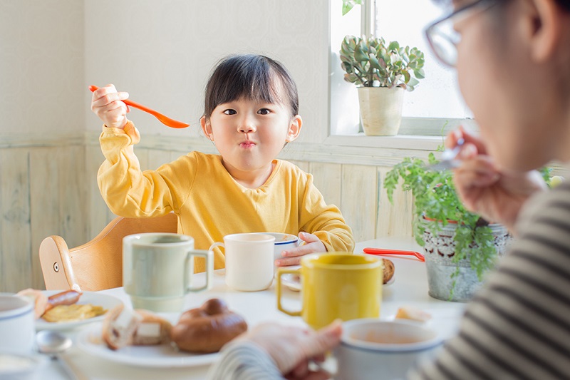 Trẻ ăn đúng giờ, ngủ đúng giấc giúp phòng tránh bệnh tiêu hóa