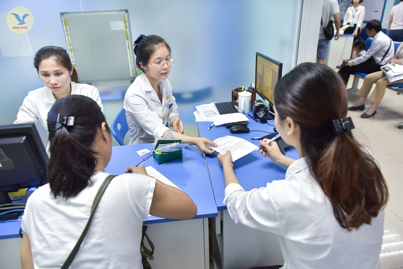 Để hưởng quyền lợi, khách hàng đến khám chỉ cần xuất trình thẻ bảo hiểm và giấy tờ tùy thân