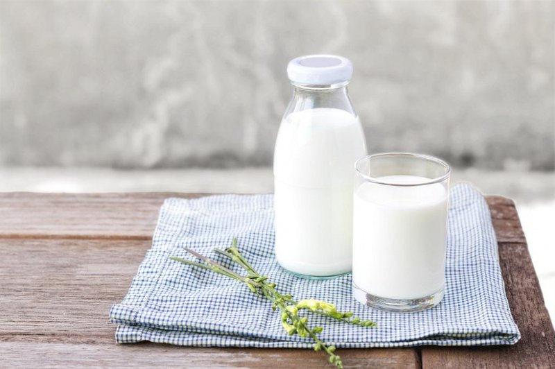 Người bị gan nhiễm mỡ nên lựa chọn loại sữa ít chất béo hoặc sữa tách kem