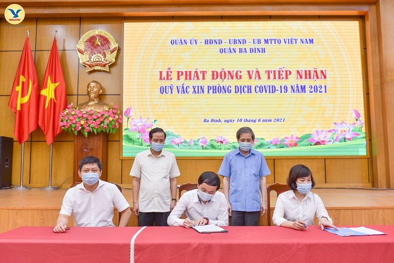 Ông Nguyễn Ngọc Lâm Phó giám đốc MEDLATEC Ba Đình ký thỏa thuận ủng hộ vacxin 
