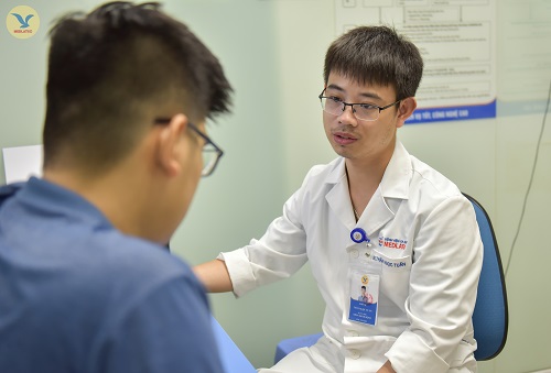 Bác sĩ hướng dẫn bệnh nhân trong quá trình nội soi tai mũi họng