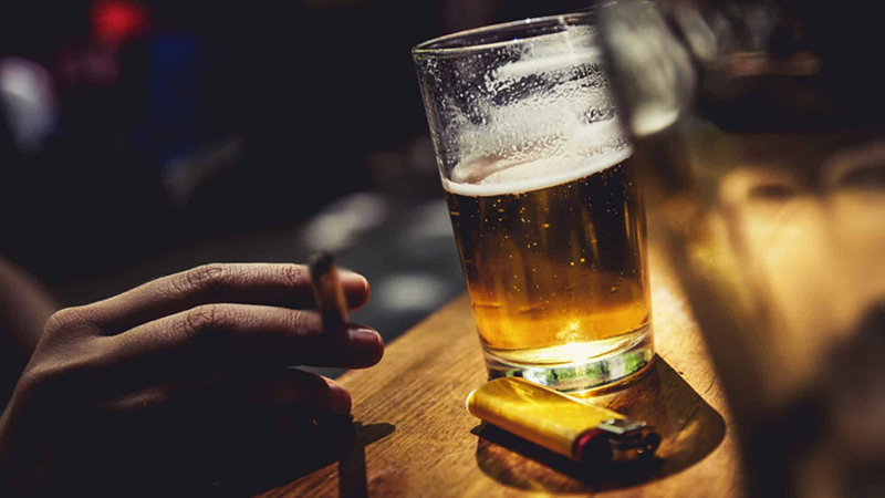 Rượu và thuốc lá là những yếu tố nguy cơ hàng đầu gây ung thư ruột kết