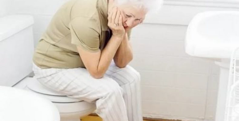 Táo bón là nỗi phiền muộn của không ít người cao tuổi