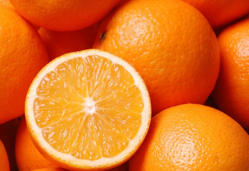 Bổ sung cam để giúp cơ thể hấp thụ sắt tốt hơn, từ đó tăng chỉ số hồng cầu