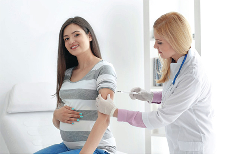 Phụ nữ mang thai là đối tượng cần được tiêm phòng vắc xin