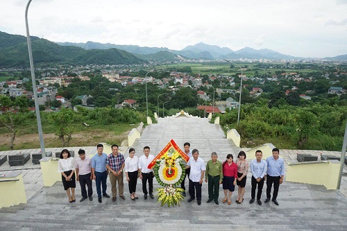 Cán bộ, nhân viên MEDLATEC dâng hương tại Hòa Bình