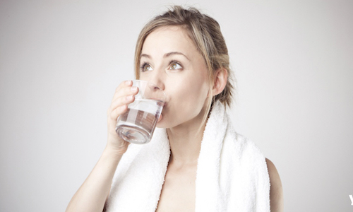 Uống đủ nước mỗi ngày giúp gan thải độc tố khỏi cơ thể và cần thực hiện xét nghiệm GGT khi thấy bất thường ở gan