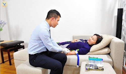 Cán bộ lấy mẫu của MEDLATEC Hải Phòng tới nhà thực hiện lấy mẫu cho quý khách hàng