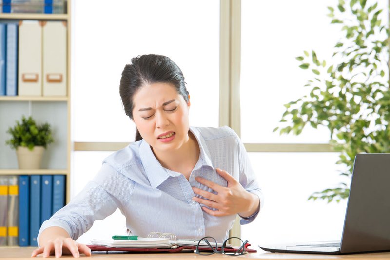 Xuất hiện cơn đau tức ngực một cách đột ngột