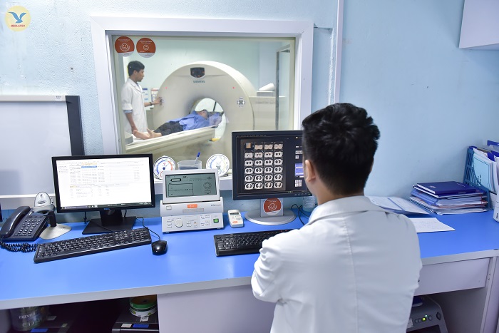 Chụp cắt lớp vi tính hoặc cộng hưởng từ não để đánh giá tổn thương não như nhồi máu não