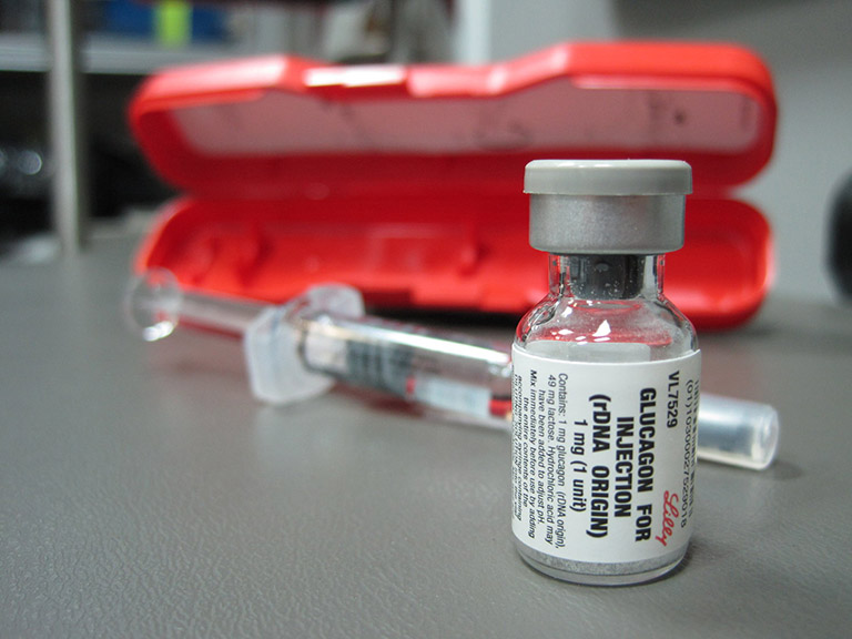 Sử dụng glucose đường tĩnh mạch kèm glucagon tiêm bắp hoặc dưới da cho những bệnh nhân hạ đường huyết mức độ nặng