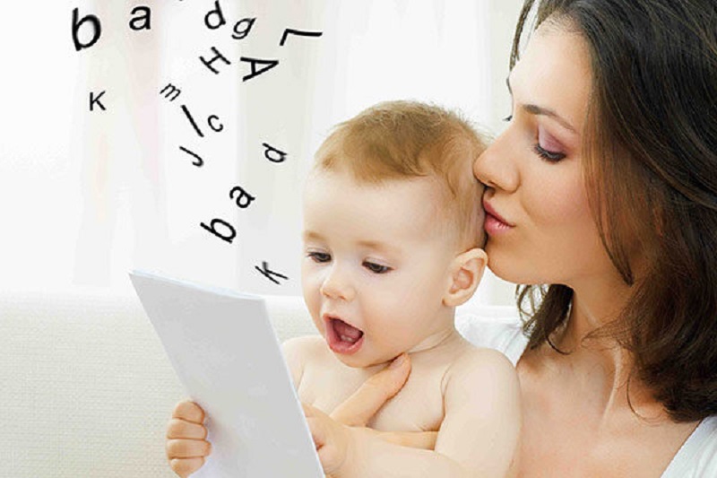 Mẹ nên gần gũi quan tâm chăm sóc trẻ