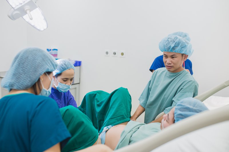 Khi chuyển dạ đẻ: cần có một kíp đỡ đẻ và chăm sóc sơ sinh đảm bảo.