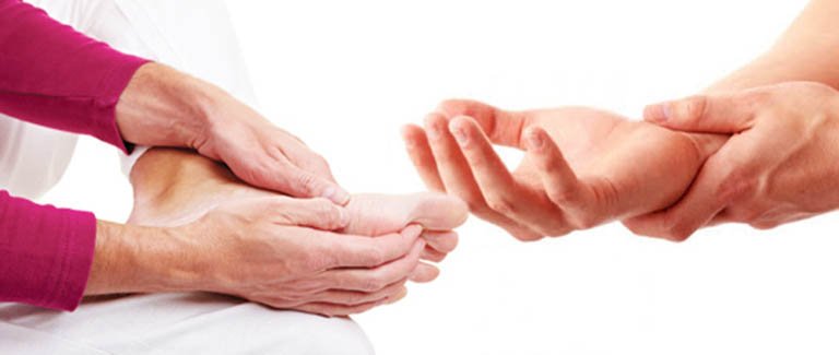 Tê bì tay chân là một trong những biểu hiện điển hình của hạ canxi máu 