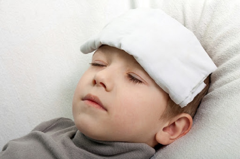 Mẹ nên làm gì khi bé bị sốt và cách chăm sóc