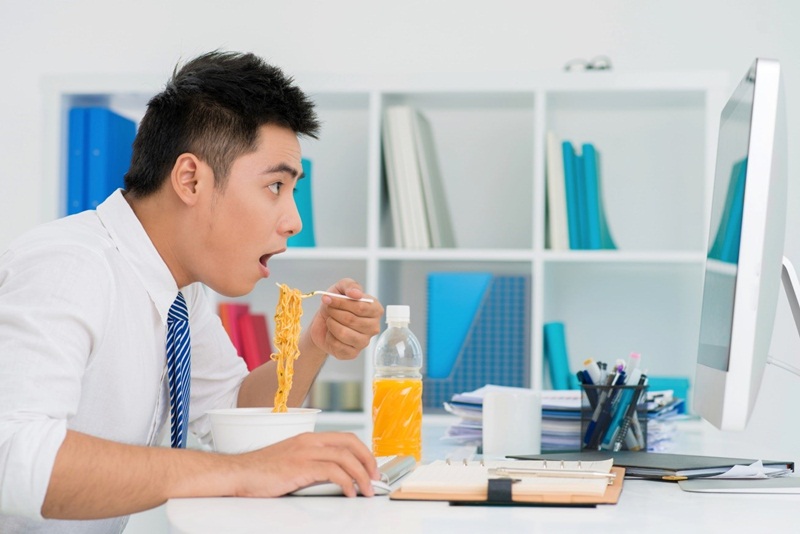 Các thói quen ăn uống không tốt tại nơi làm việc gây hại sức khỏe