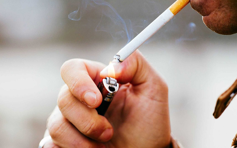 Hút thuốc lá có nguy cơ mắc triệu chứng COVID-19 nặng hơn - ĐÚNG hay SAI?