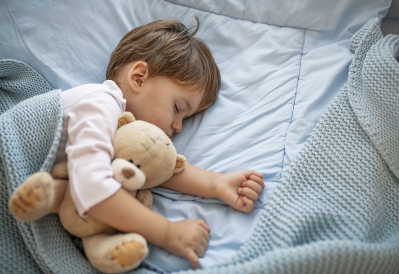 Làm thế nào để trẻ hết giật mình khi ngủ và phát triển khỏe mạnh?
