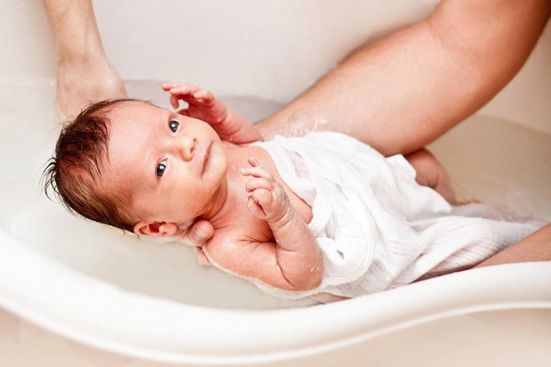 Trẻ bị sốt siêu vi có tắm được không và bí kíp chăm sóc khi mắc bệnh