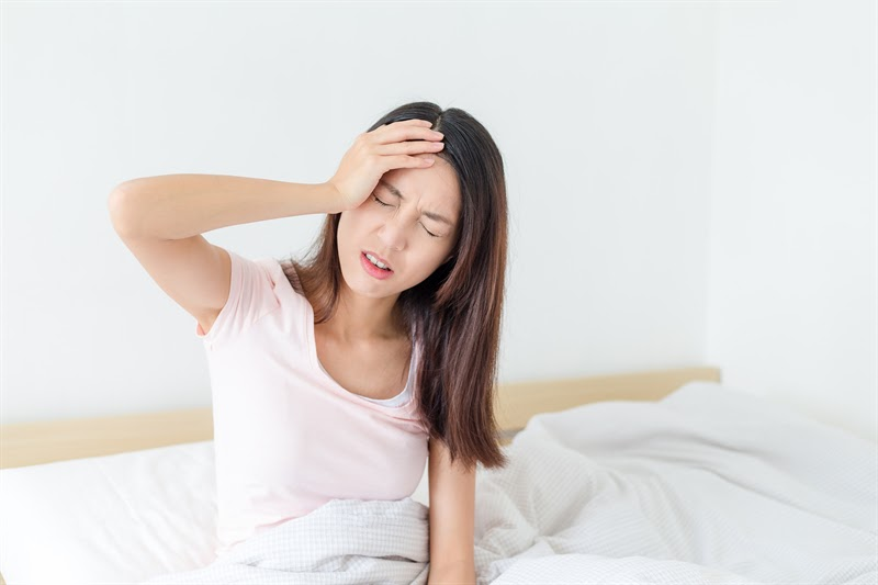 Ngủ dậy đau đầu do đâu và làm sao để khắc phục?