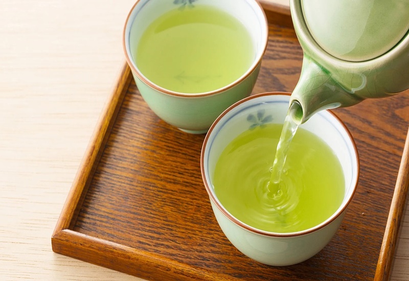 Bà bầu uống nước chè xanh được không? Uống bao nhiêu là đủ?
