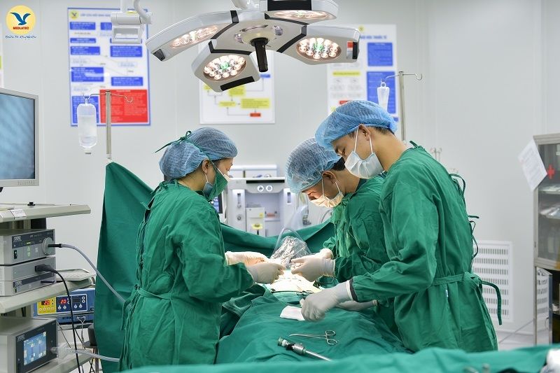 BVĐK MEDLATEC mổ cấp cứu thành công bé trai 5 tuổi bị viêm phúc mạc ruột thừa