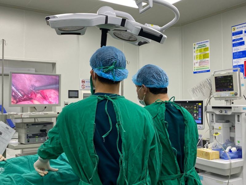 Bệnh viện Đa khoa MEDLATEC phẫu thuật thành công bệnh nhân viêm ruột thừa dài 18cm quặt ngược sau manh tràng hiếm gặp