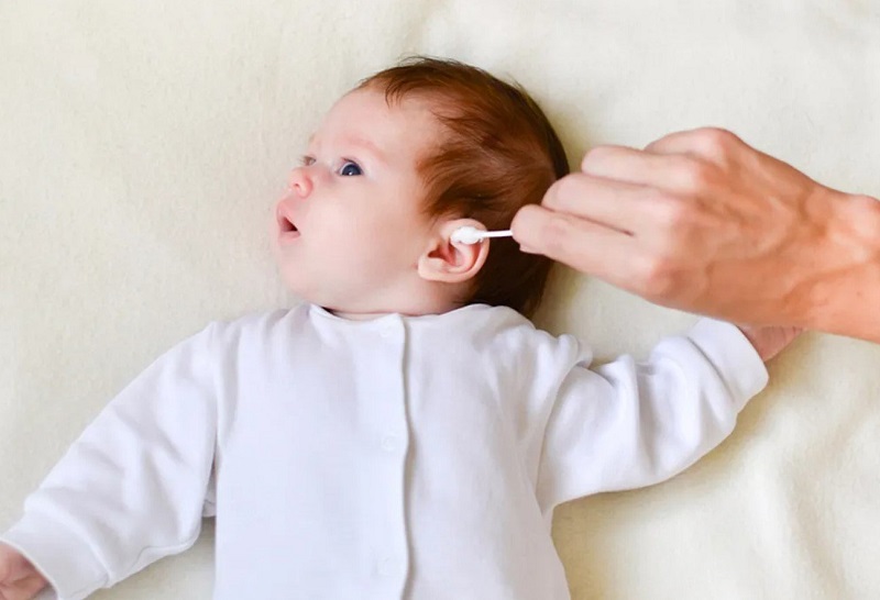 Vệ sinh tai cho trẻ sơ sinh - cha mẹ cần lưu ý điều gì?