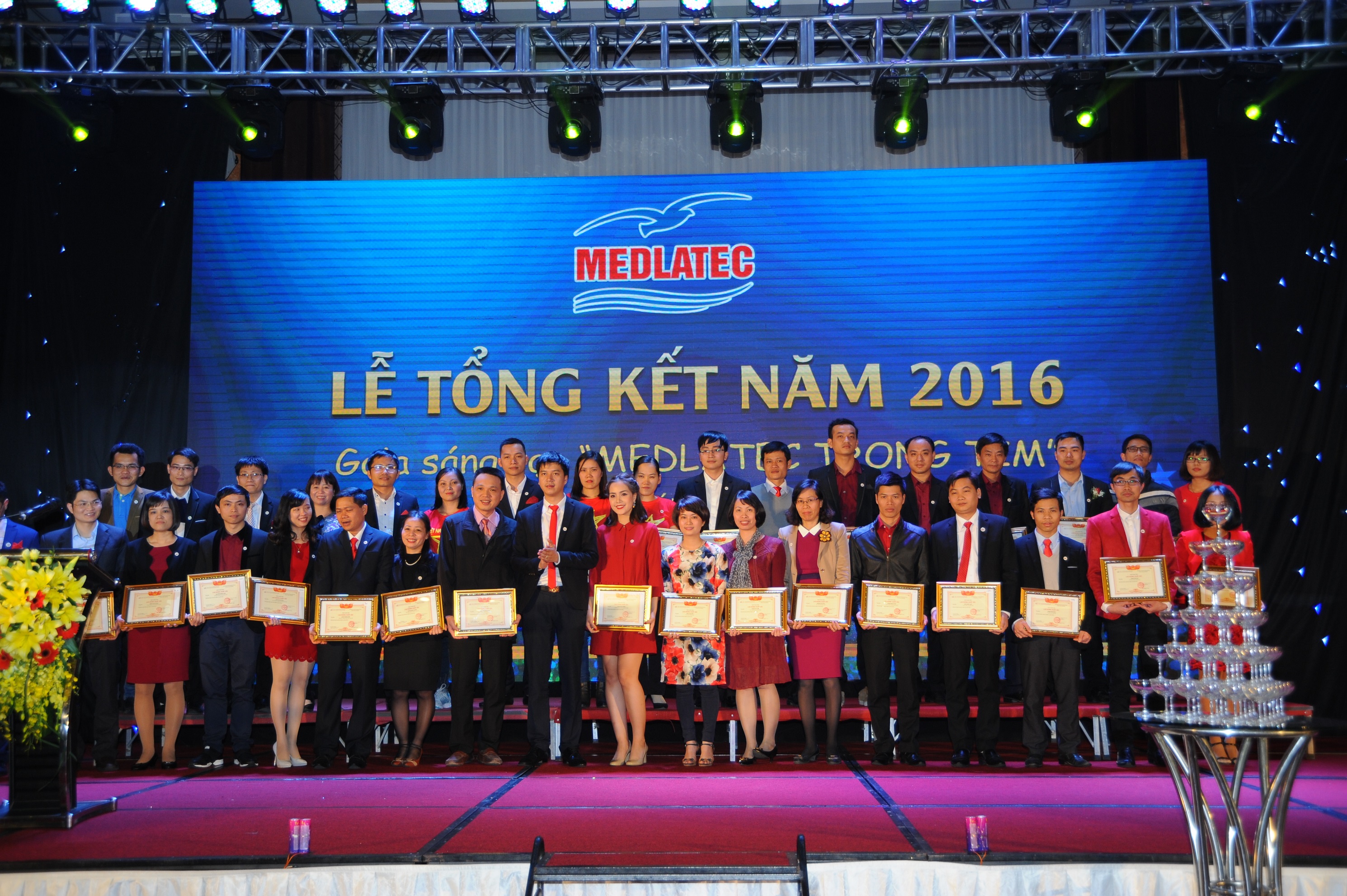 Khen thường những cá nhân có thành tích xuất sắc