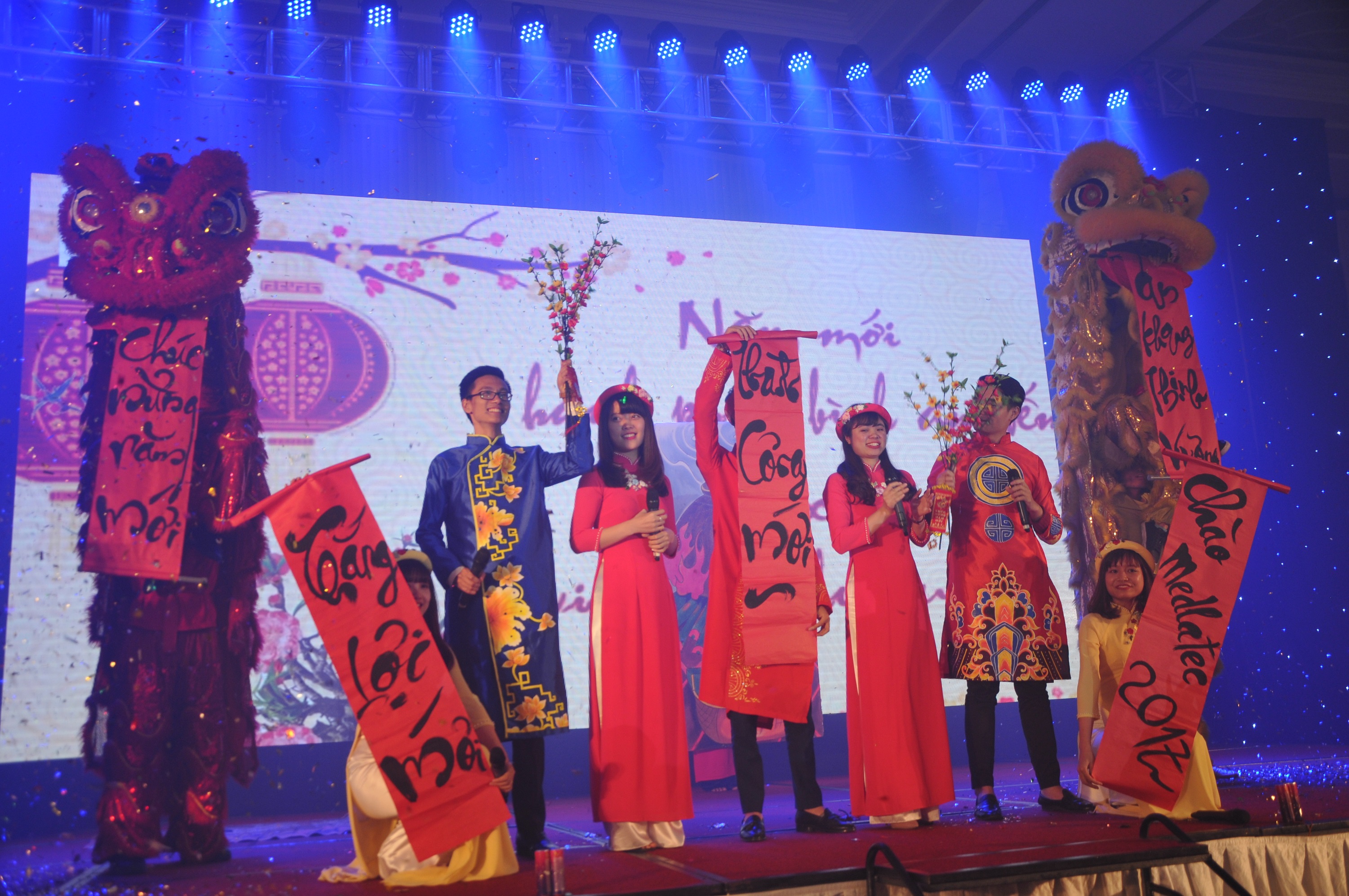 Tiết mục văn nghệ "Ngày xuân long phụng sum vầy" do phòng Điều dưỡng trình bày